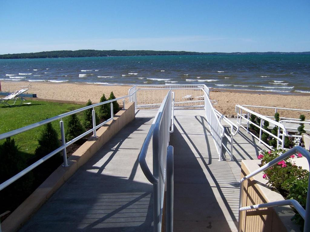 Pinestead Reef Resort Traverse Stadt Exterior foto